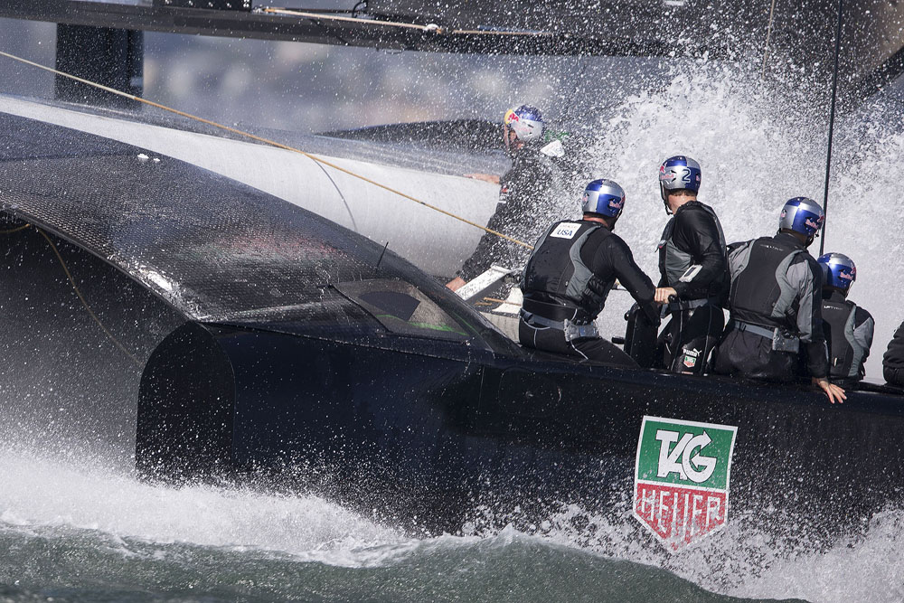 Team ORACLE USA capsize AC72