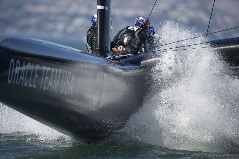 Team ORACLE USA capsize AC72