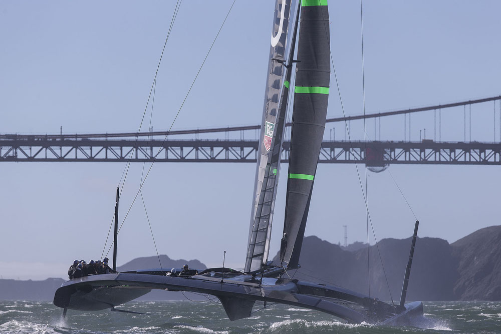 Team ORACLE USA capsize AC72