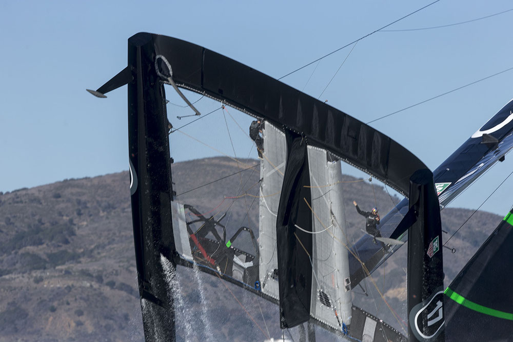 Team ORACLE USA capsize AC72