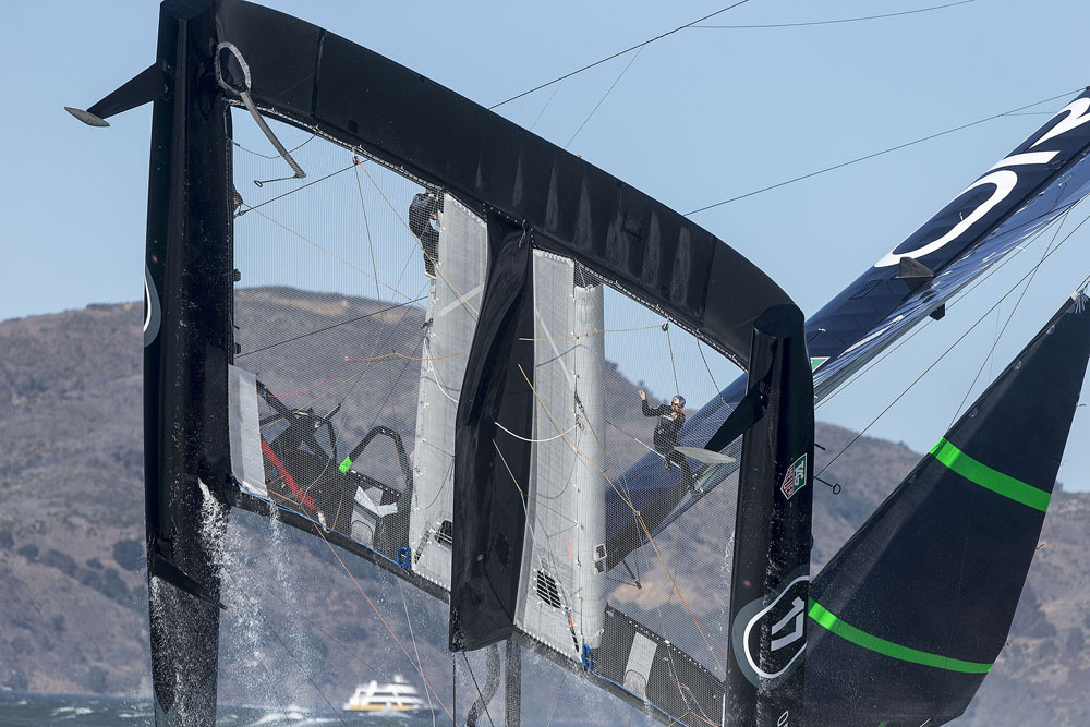 Team ORACLE USA capsize AC72