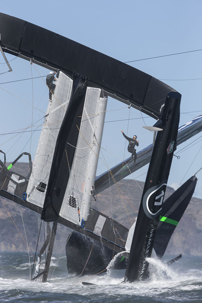 Team ORACLE USA capsize AC72