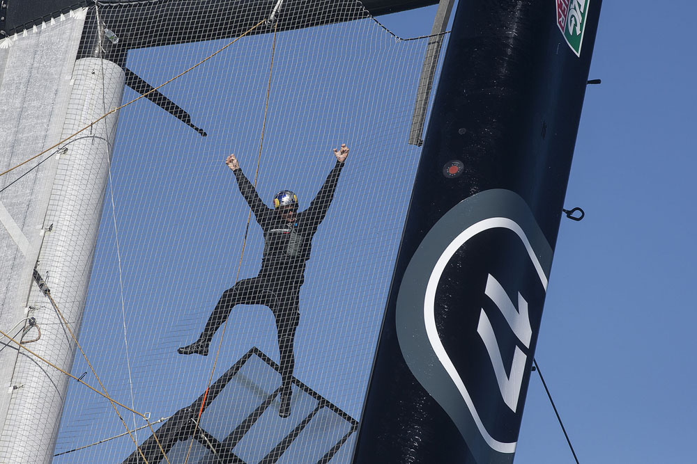 Team ORACLE USA capsize AC72