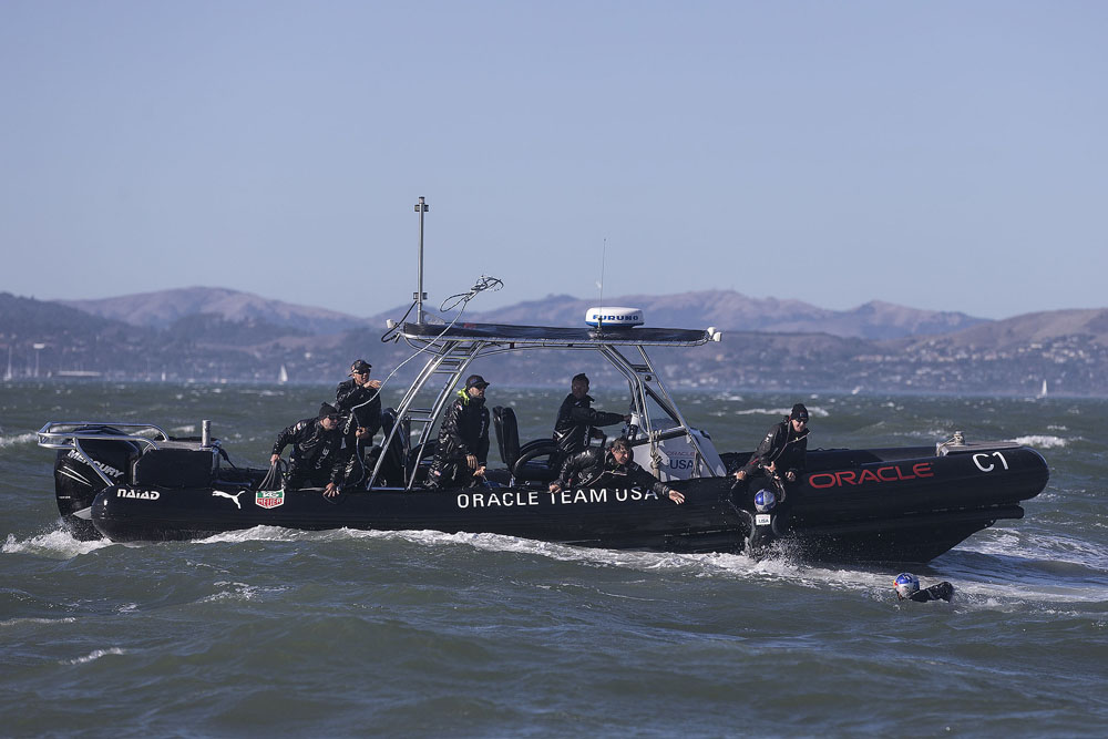 Team ORACLE USA capsize AC72