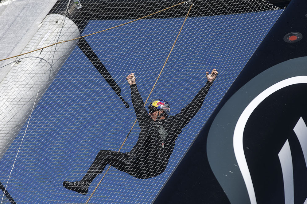 Team ORACLE USA capsize AC72
