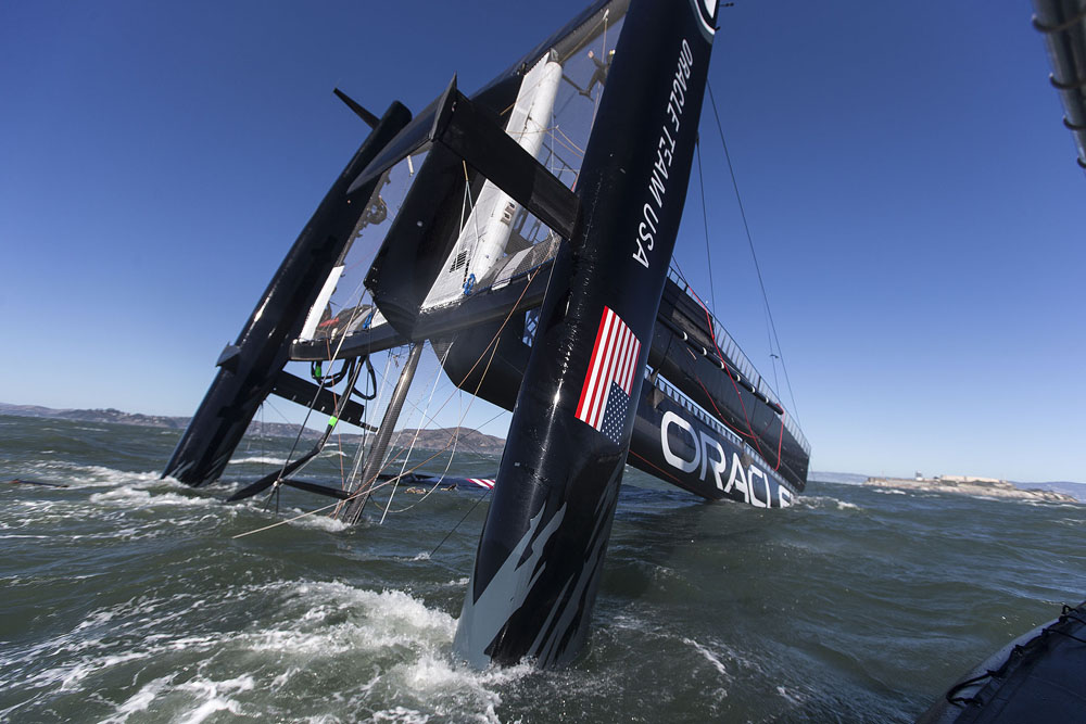 Team ORACLE USA capsize AC72