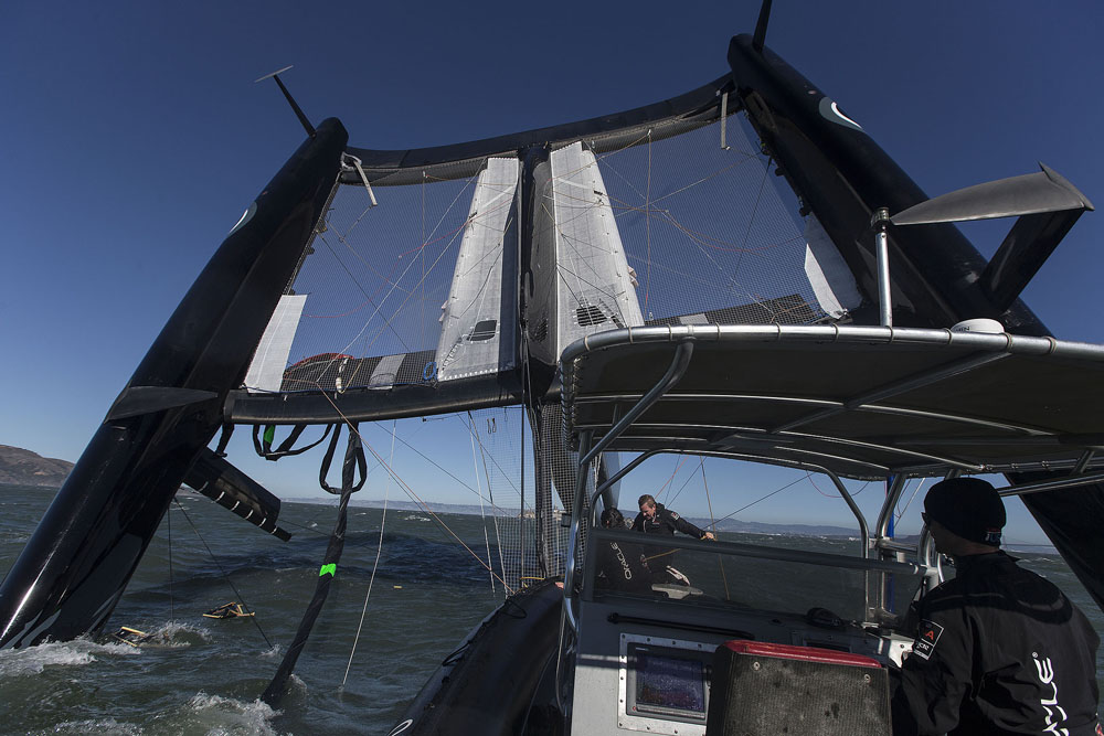 Team ORACLE USA capsize AC72
