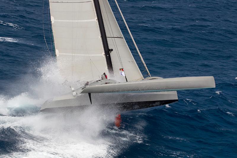 Peter Aschenbrenner's American trimaran, Paradox